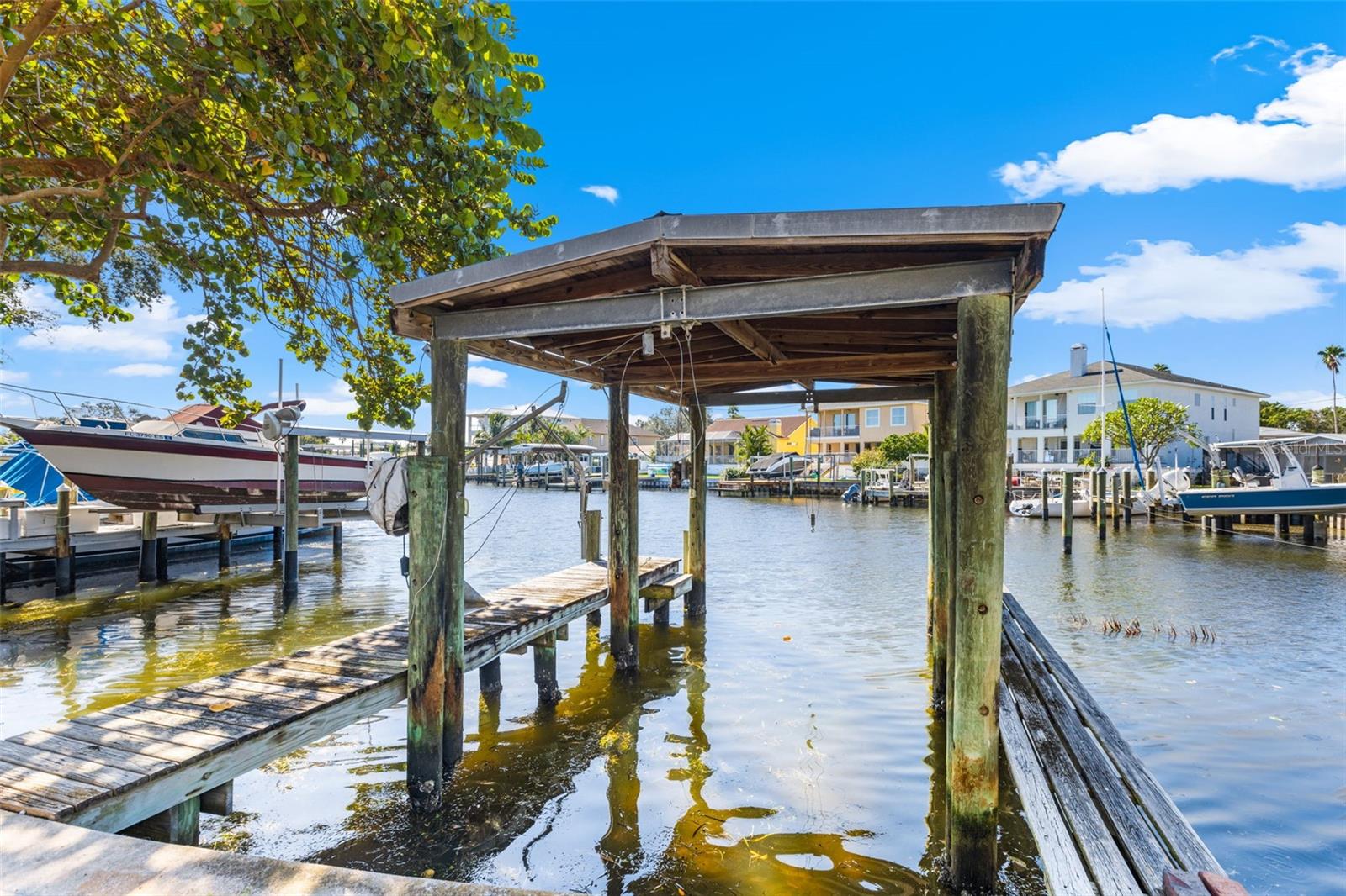 1902 ARROWHEAD DR NE, ST PETERSBURG, FL, 33703