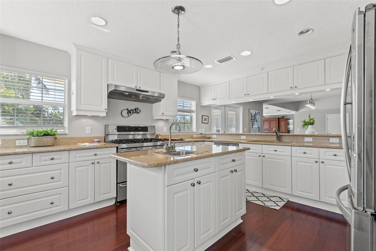 1902 ARROWHEAD DR NE, ST PETERSBURG, FL, 33703