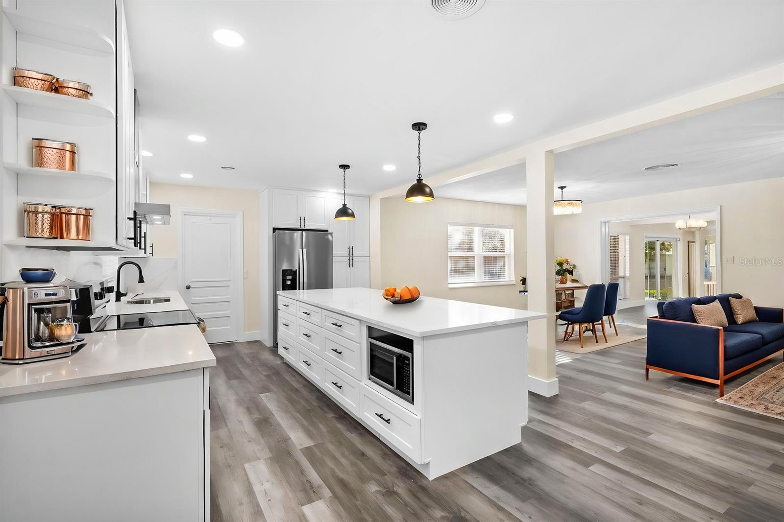 136 BAY POINT DR NE, ST PETERSBURG, FL, 33704