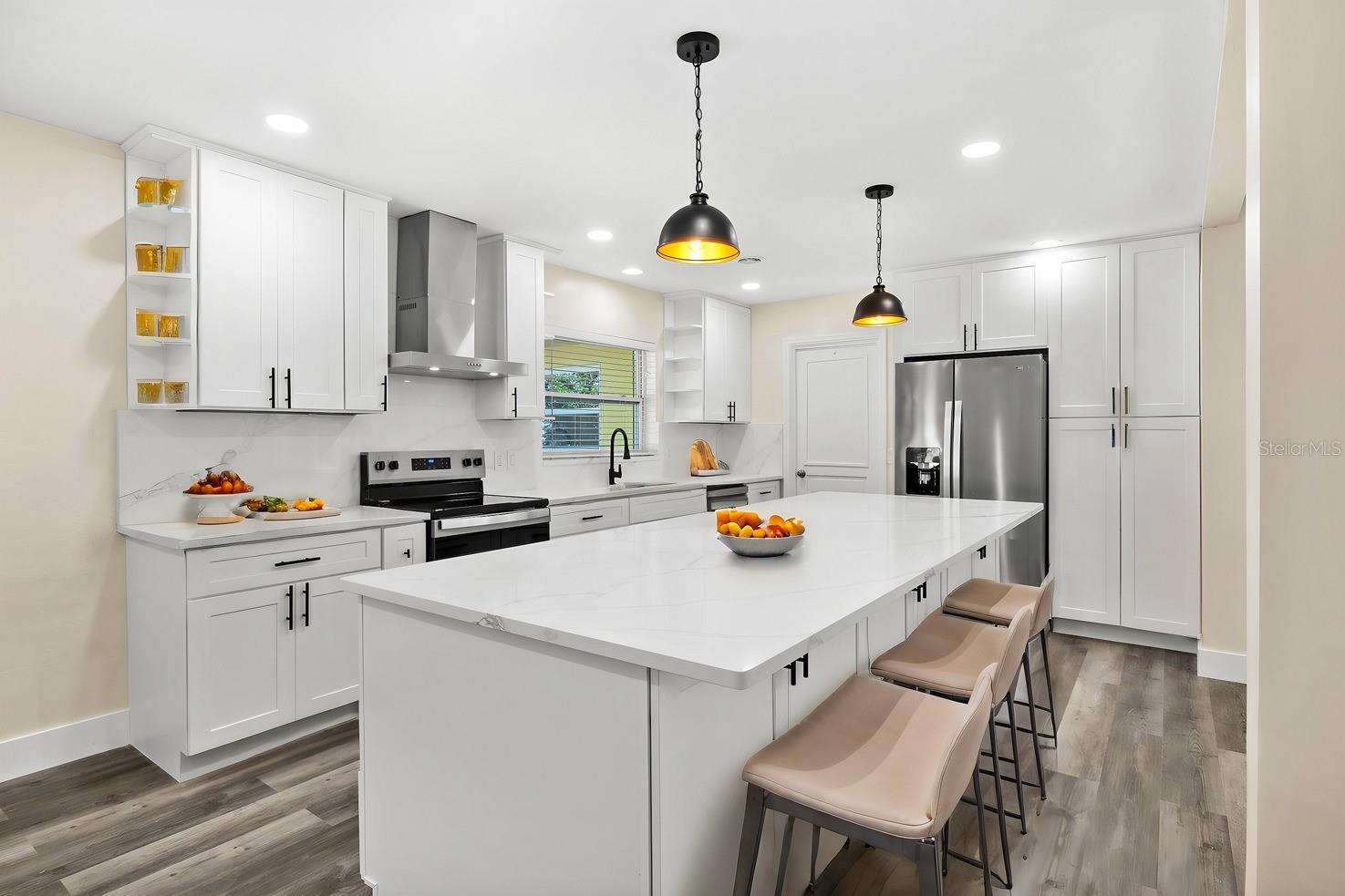 136 BAY POINT DR NE, ST PETERSBURG, FL, 33704