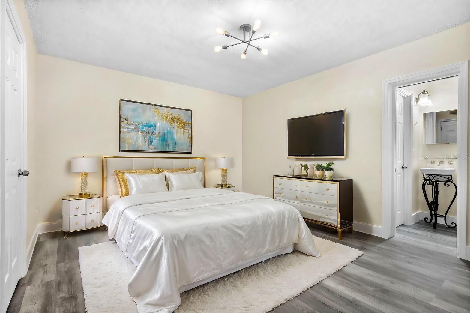 136 BAY POINT DR NE, ST PETERSBURG, FL, 33704