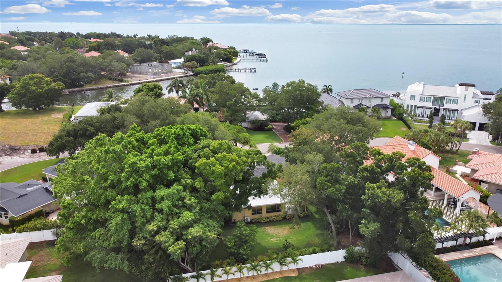 136 BAY POINT DR NE, ST PETERSBURG, FL, 33704