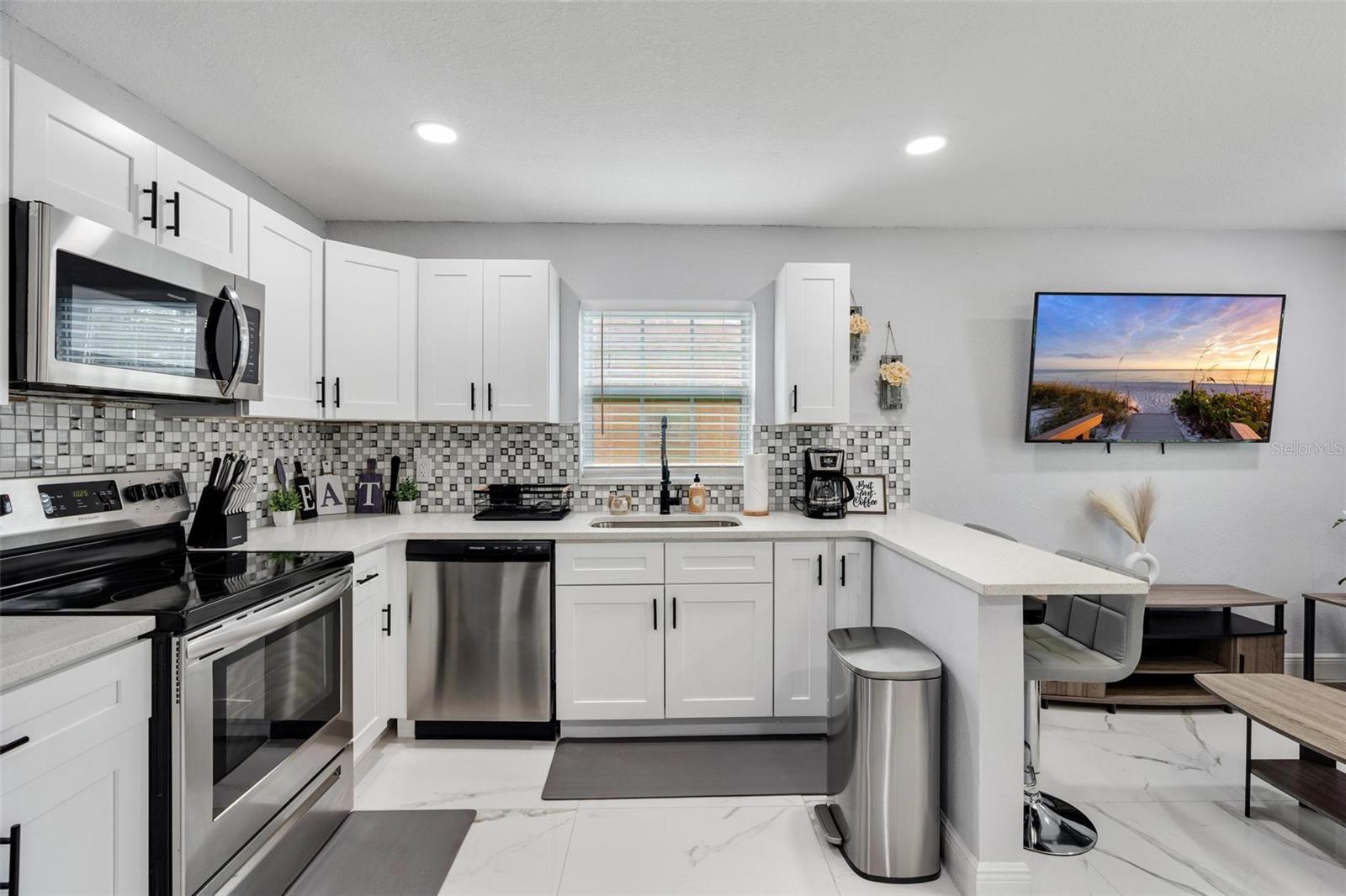7815 LAKESHORE DR #B, TAMPA, FL, 33604