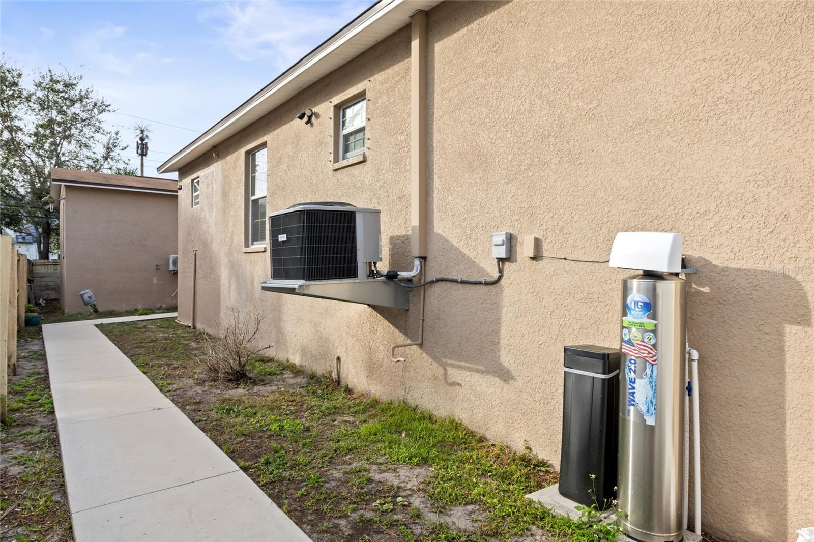 4704 TOWN N COUNTRY BLVD, TAMPA, FL, 33615