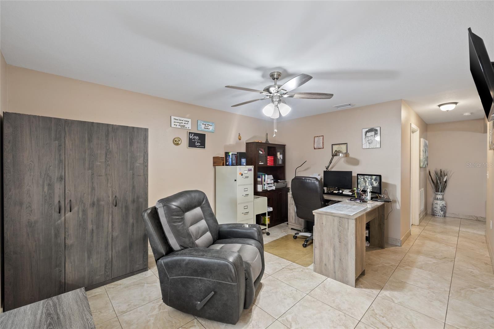 4704 TOWN N COUNTRY BLVD, TAMPA, FL, 33615