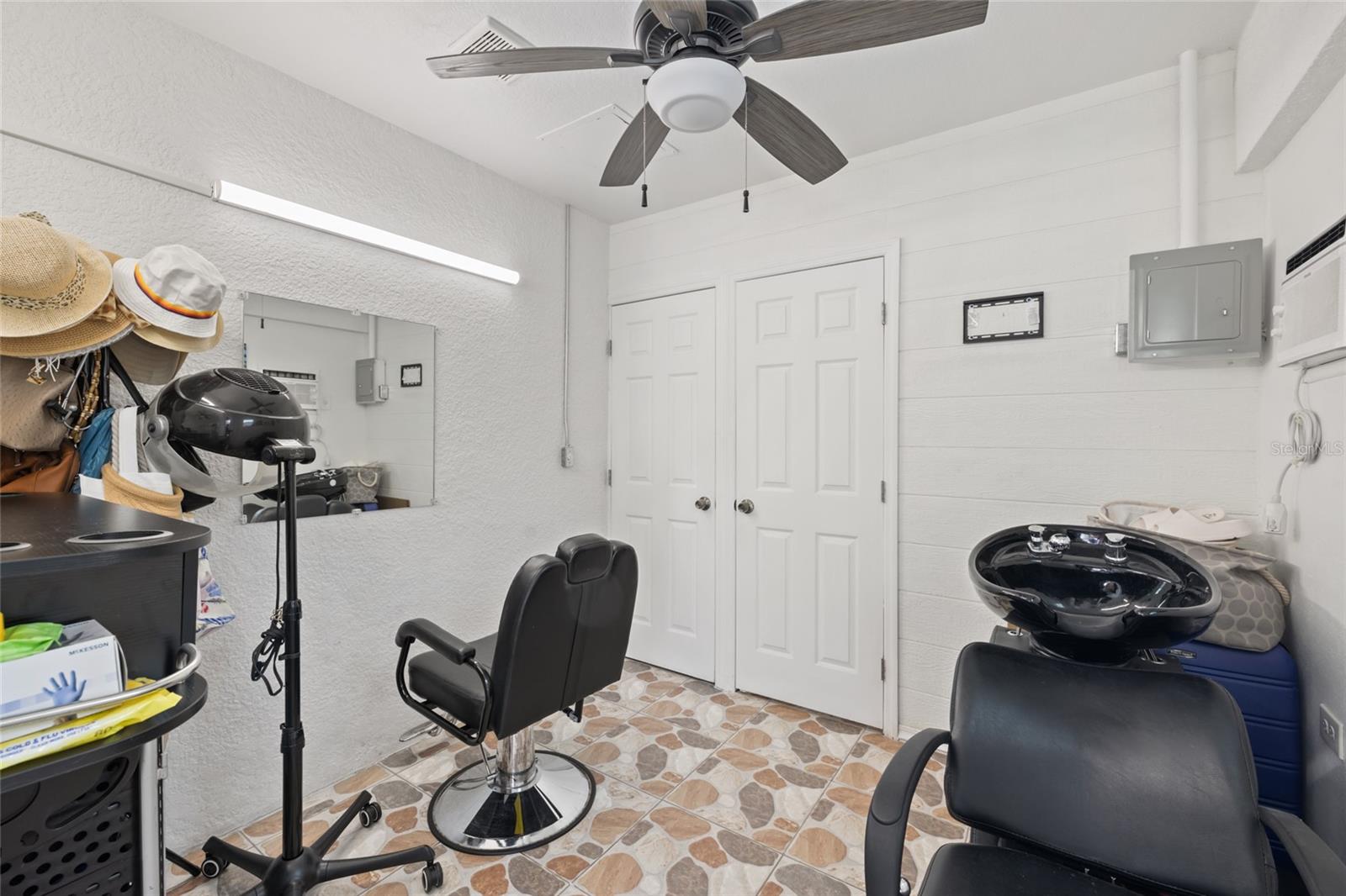 4704 TOWN N COUNTRY BLVD, TAMPA, FL, 33615