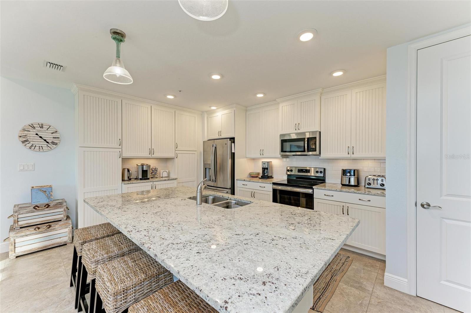 379 ARUBA CIR #301, BRADENTON, FL, 34209