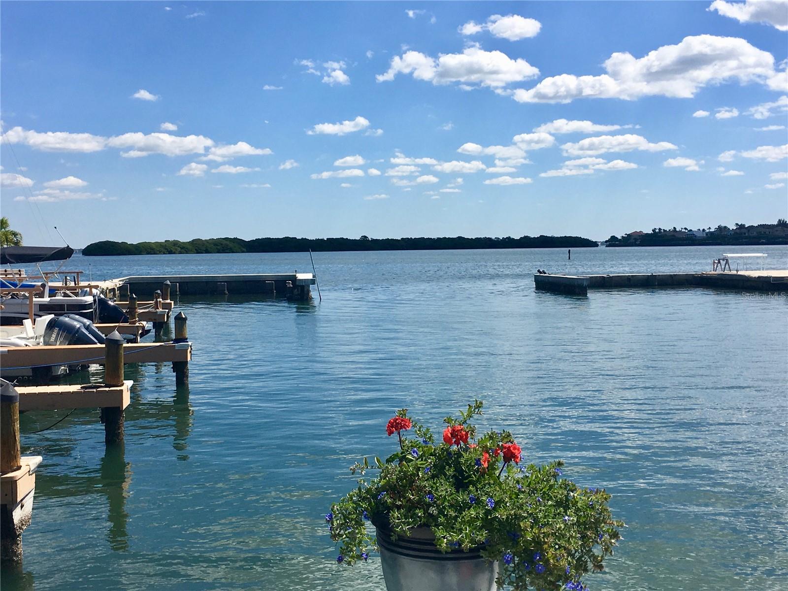 31 TWIN SHORES BLVD, LONGBOAT KEY, FL, 34228