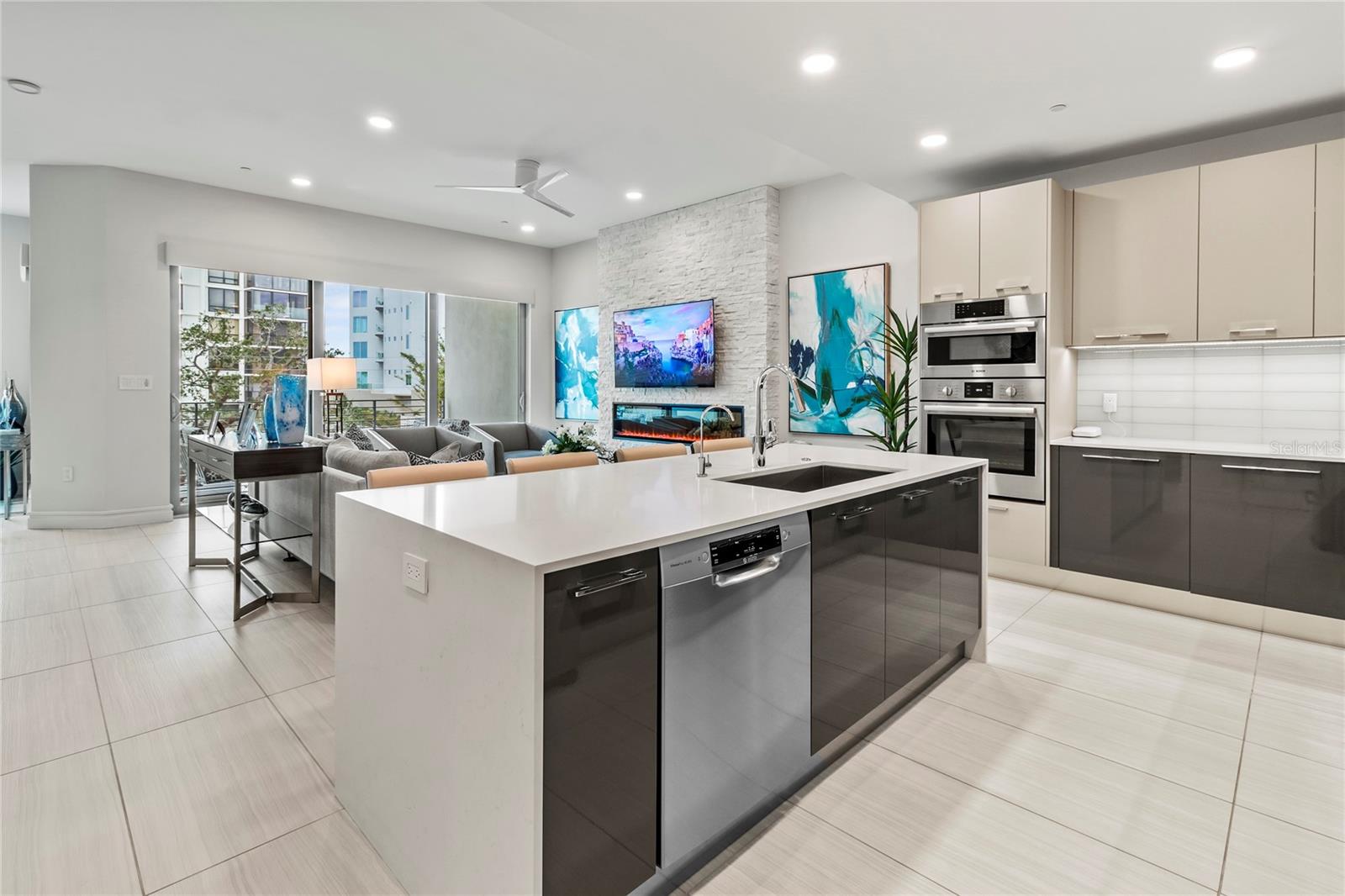 711 S PALM AVE #303, SARASOTA, FL, 34236