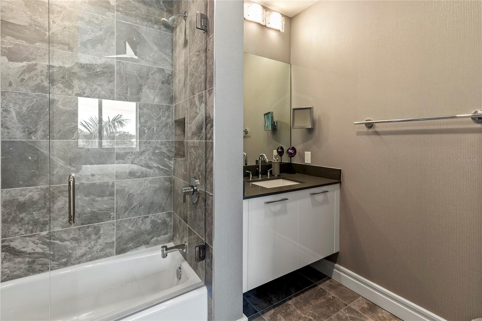 711 S PALM AVE #303, SARASOTA, FL, 34236