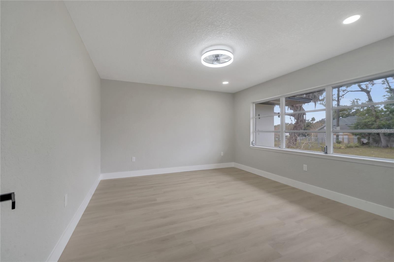 110 E PALMETTO AVE, HOWEY IN THE HILLS, FL, 34737