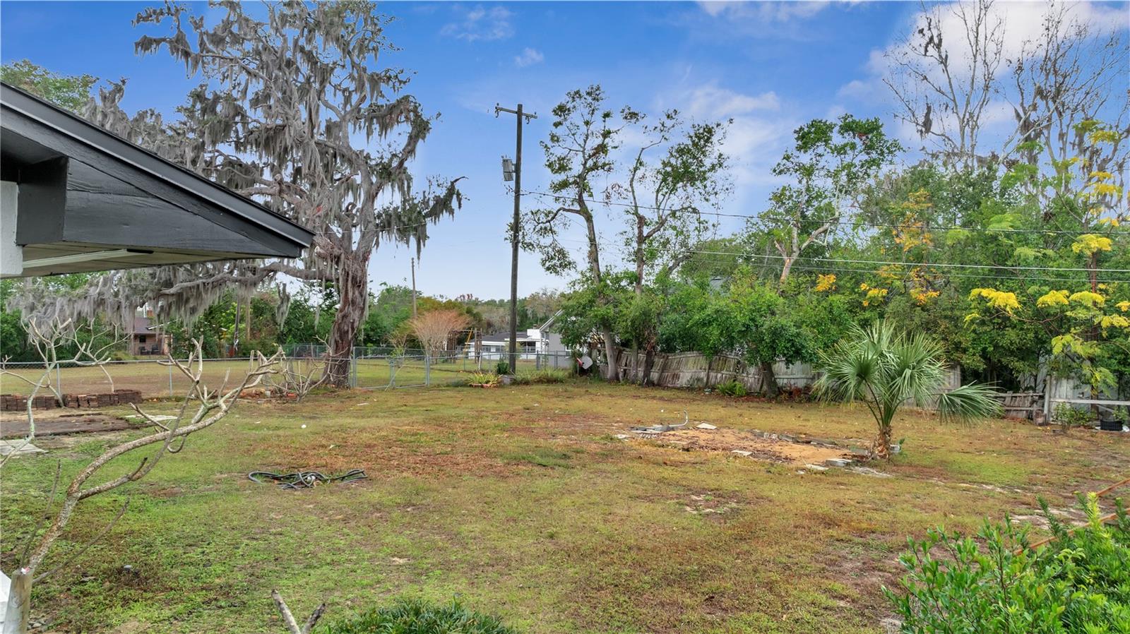 110 E PALMETTO AVE, HOWEY IN THE HILLS, FL, 34737
