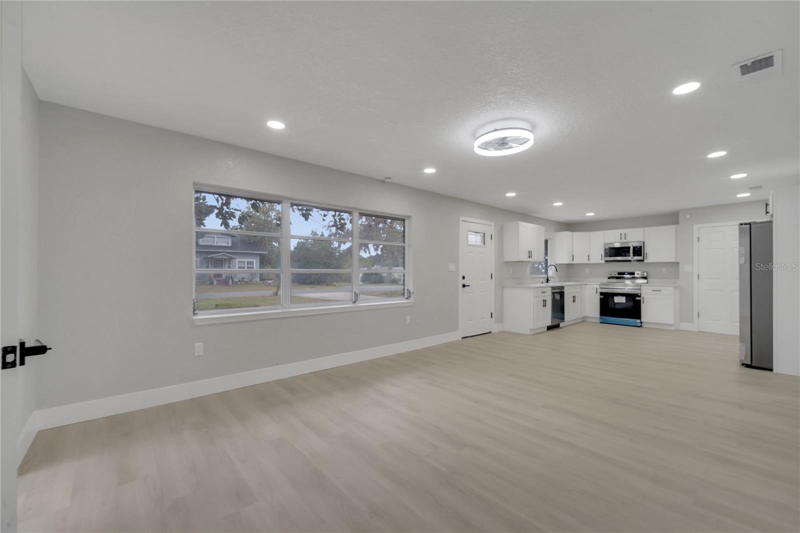 110 E PALMETTO AVE, HOWEY IN THE HILLS, FL, 34737