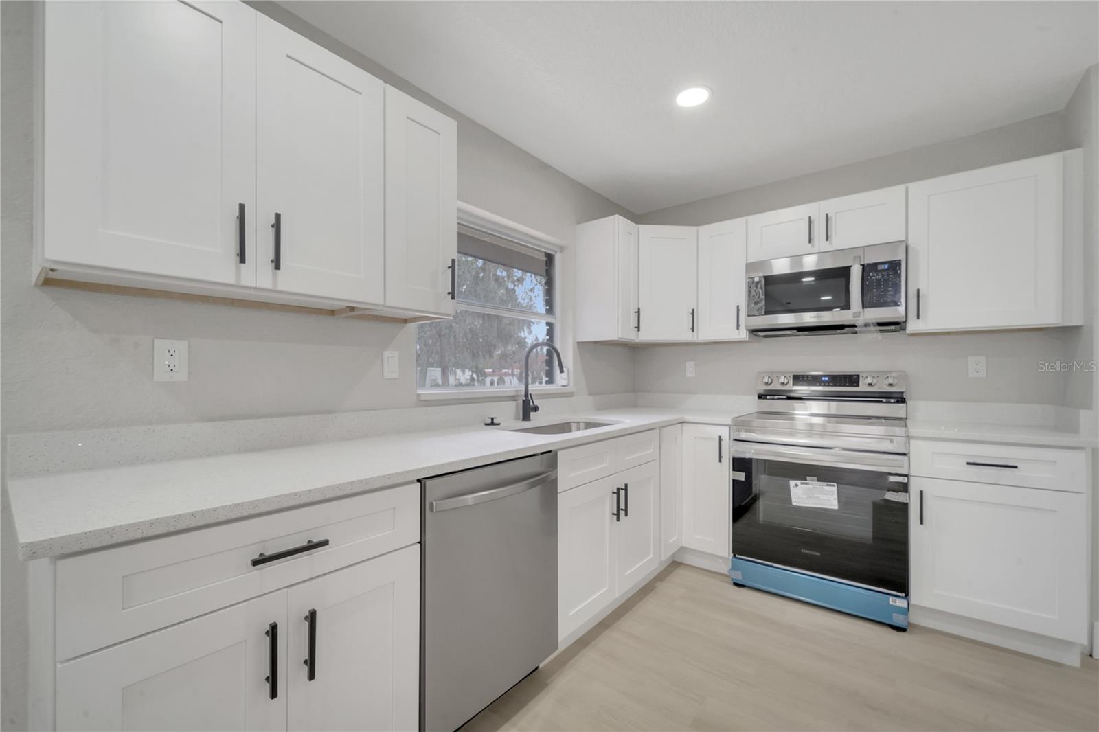 110 E PALMETTO AVE, HOWEY IN THE HILLS, FL, 34737
