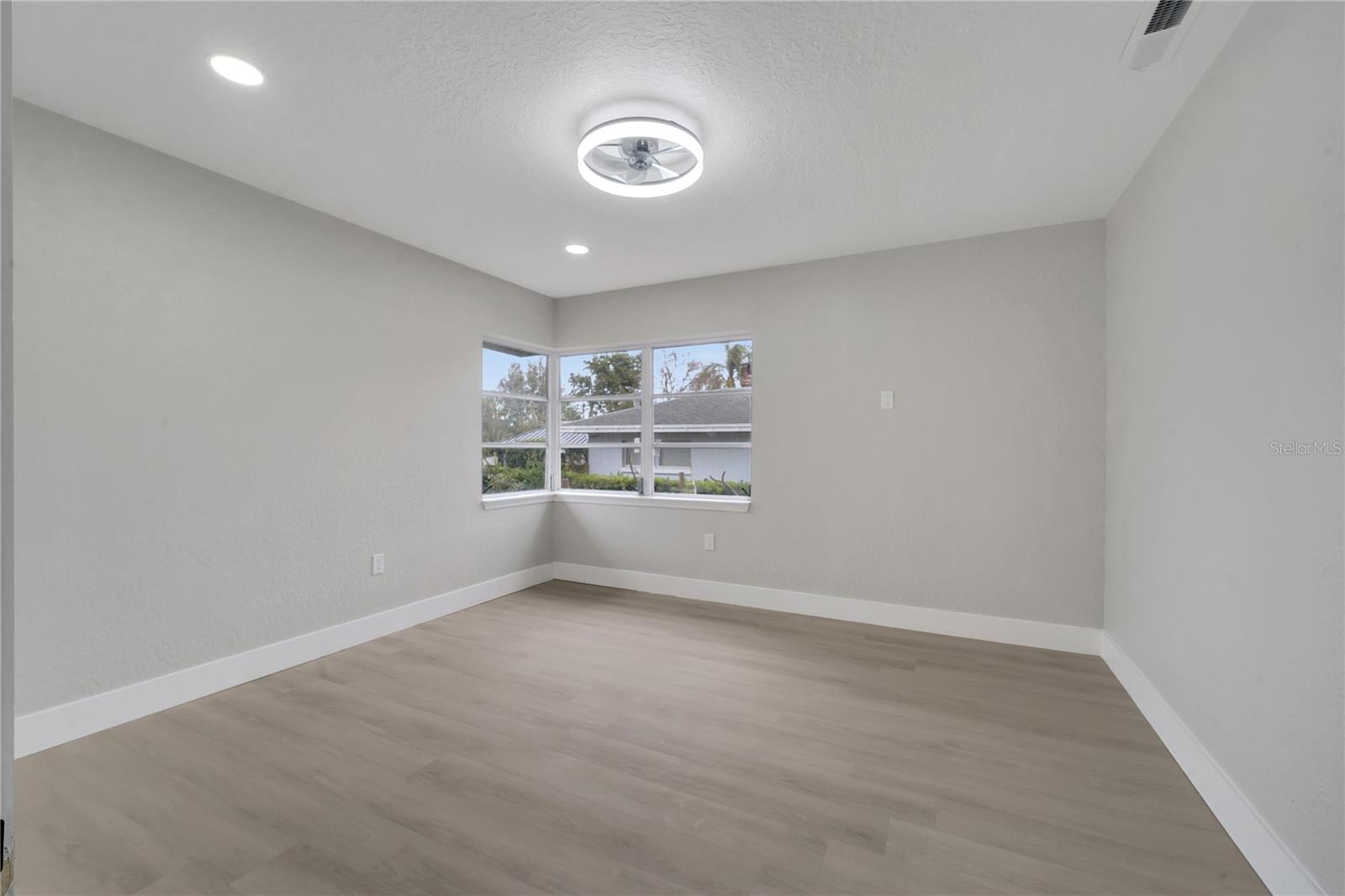 110 E PALMETTO AVE, HOWEY IN THE HILLS, FL, 34737
