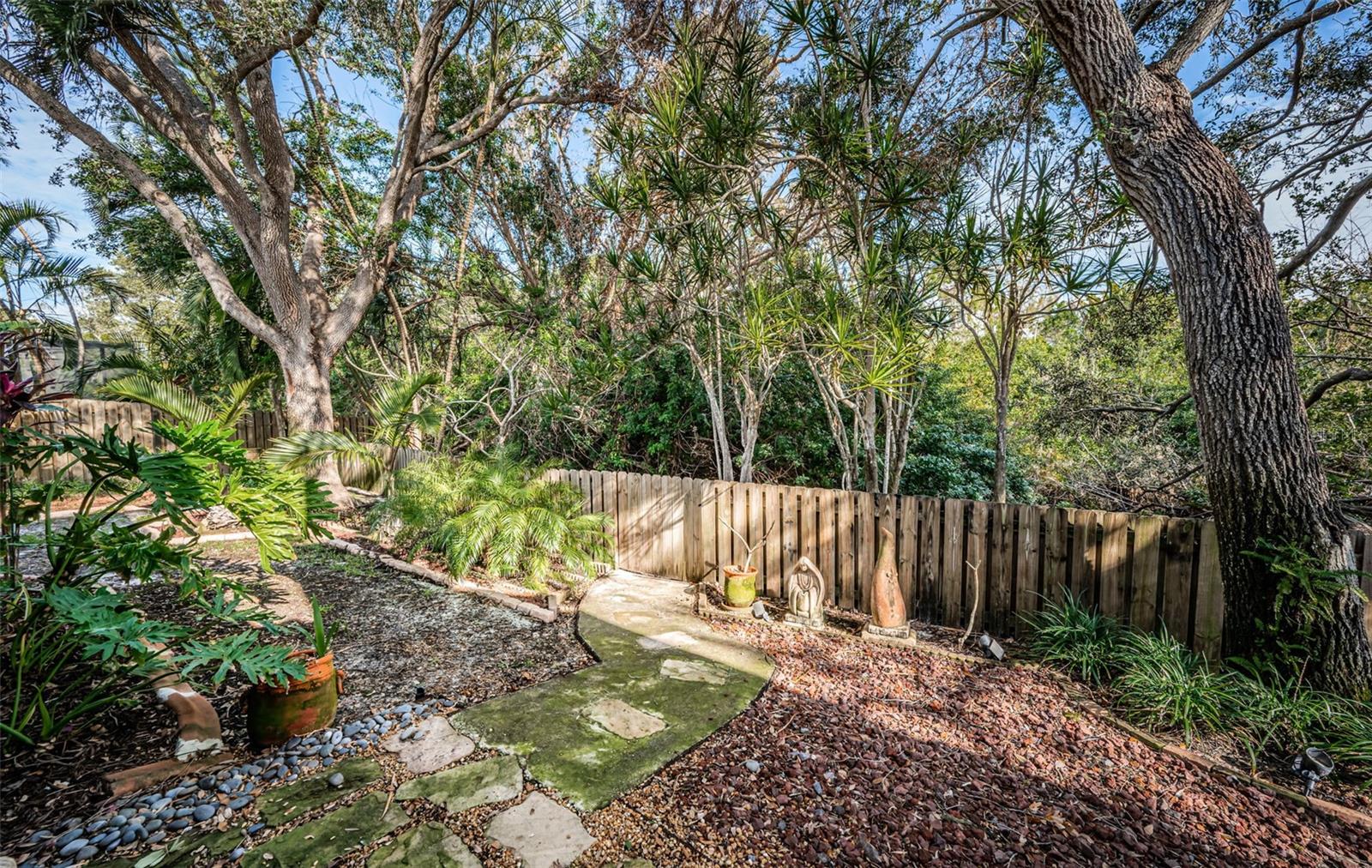 1001 LIVE OAK AVE NE, ST PETERSBURG, FL, 33703