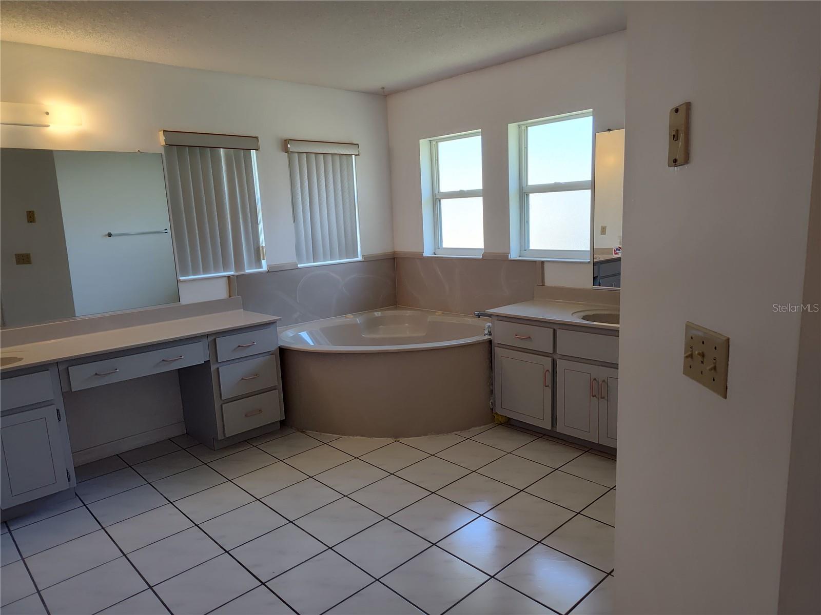 23 FOREST HILL DR, PALM COAST, FL, 32137