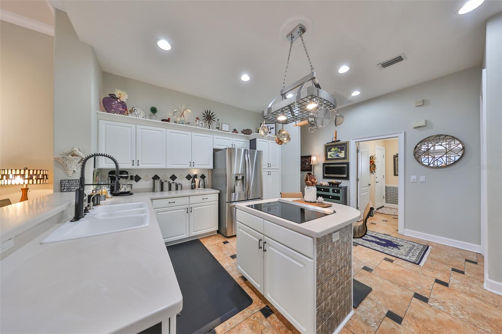 1120 SIGNATURE DR, SUN CITY CENTER, FL, 33573