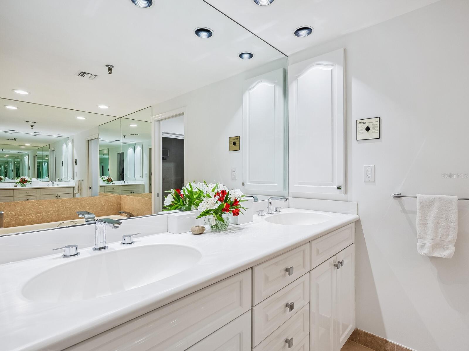 1211 GULF OF MEXICO DR #301, LONGBOAT KEY, FL, 34228