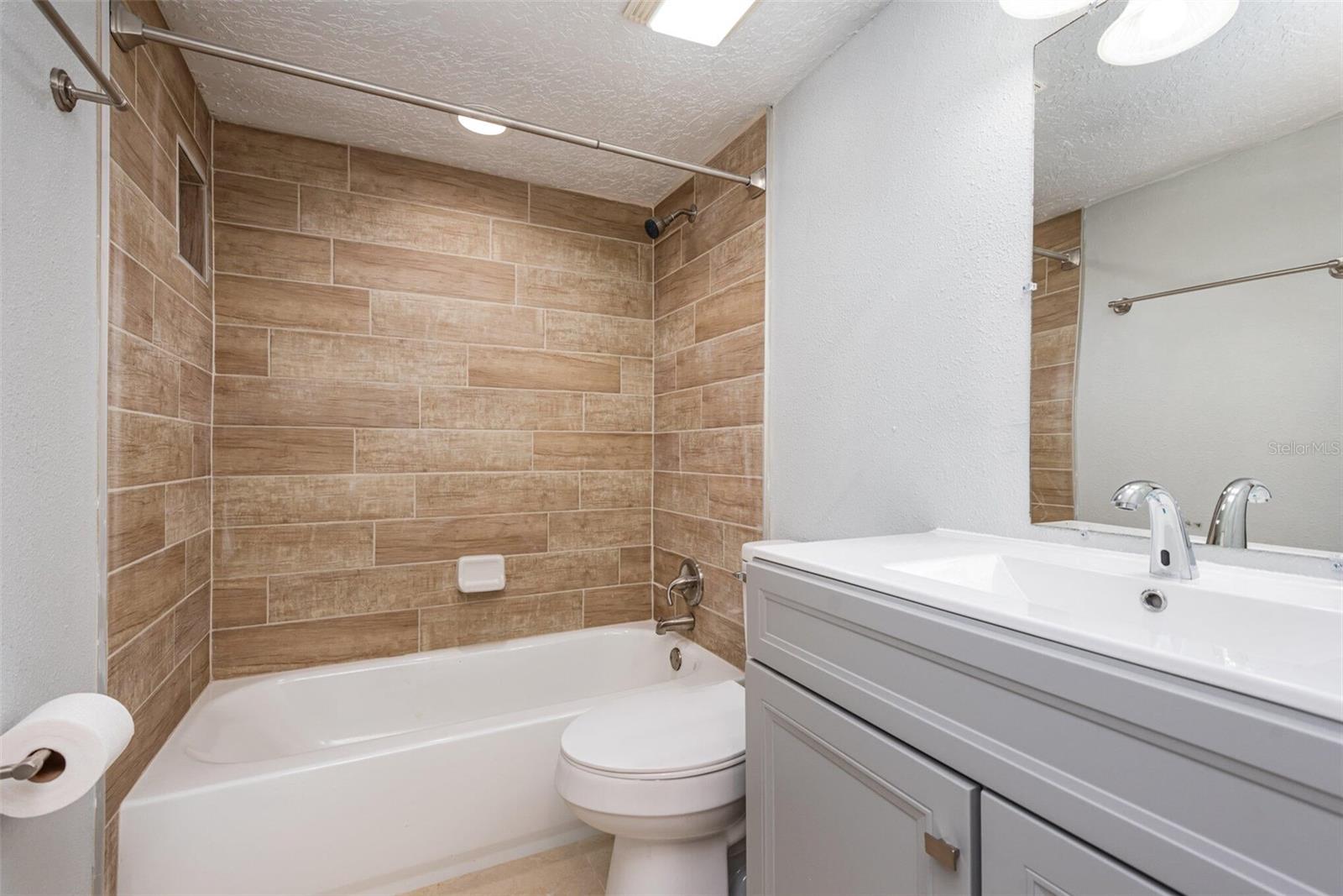 24050 N BASS RD, ASTOR, FL, 32102