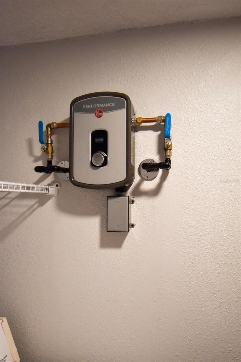 24050 N BASS RD, ASTOR, FL, 32102