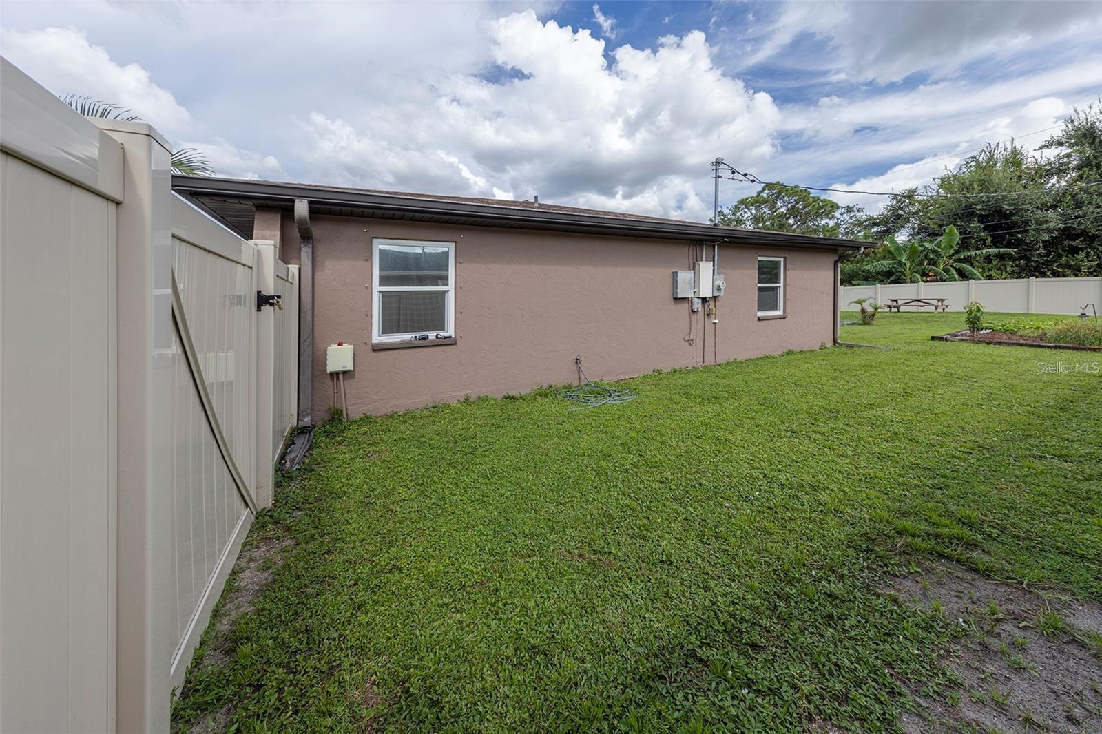 939 SILVER SPRINGS TER NW, PORT CHARLOTTE, FL, 33948