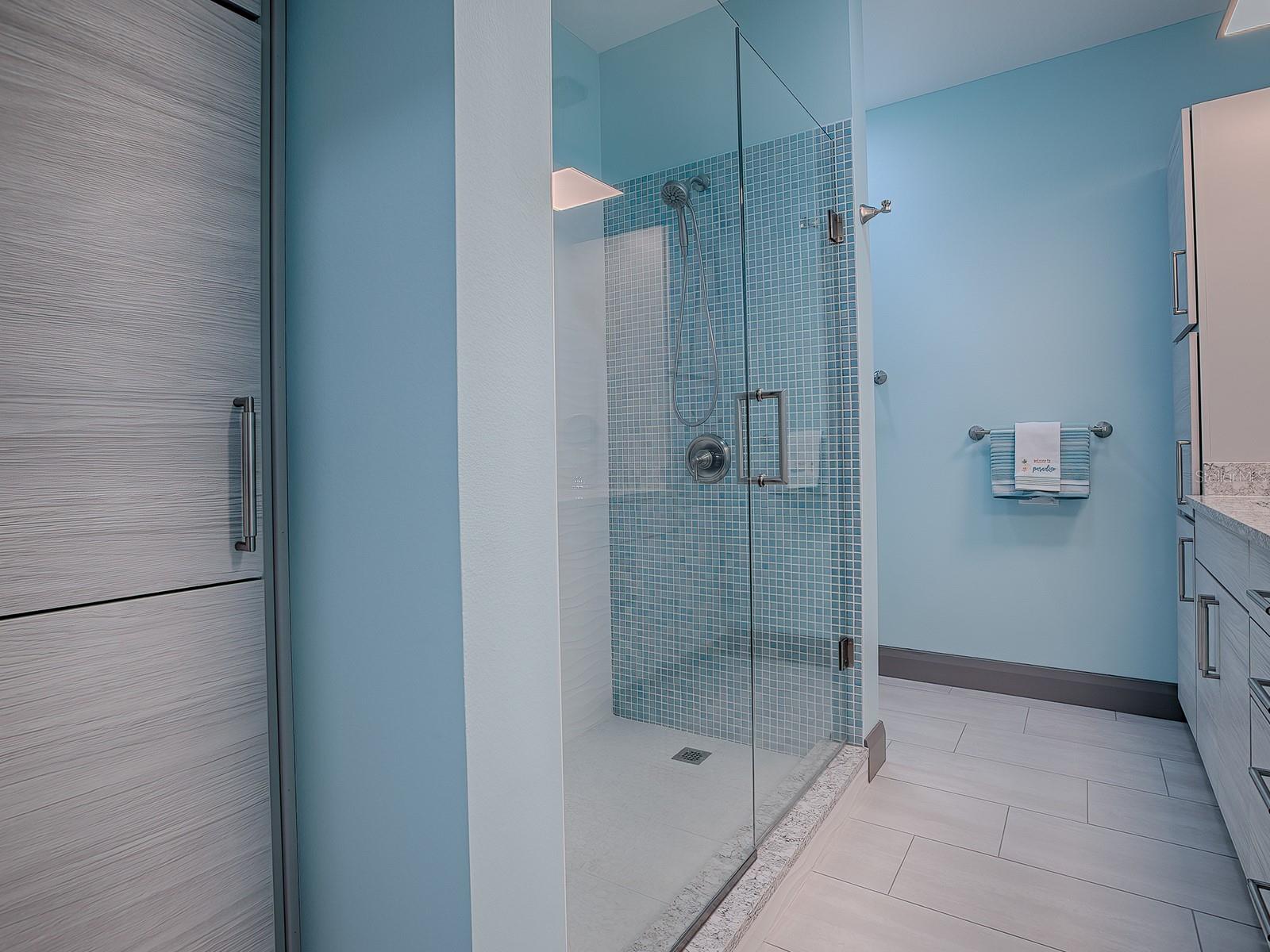 908 N LAKESHORE BLVD, HOWEY IN THE HILLS, FL, 34737