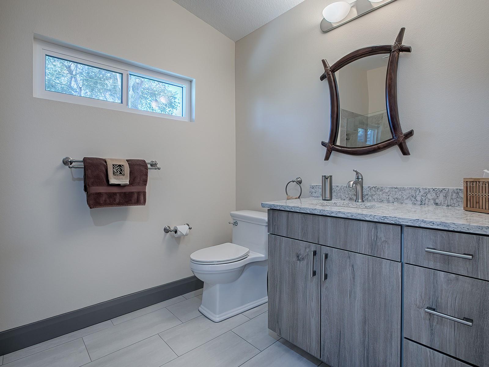 908 N LAKESHORE BLVD, HOWEY IN THE HILLS, FL, 34737