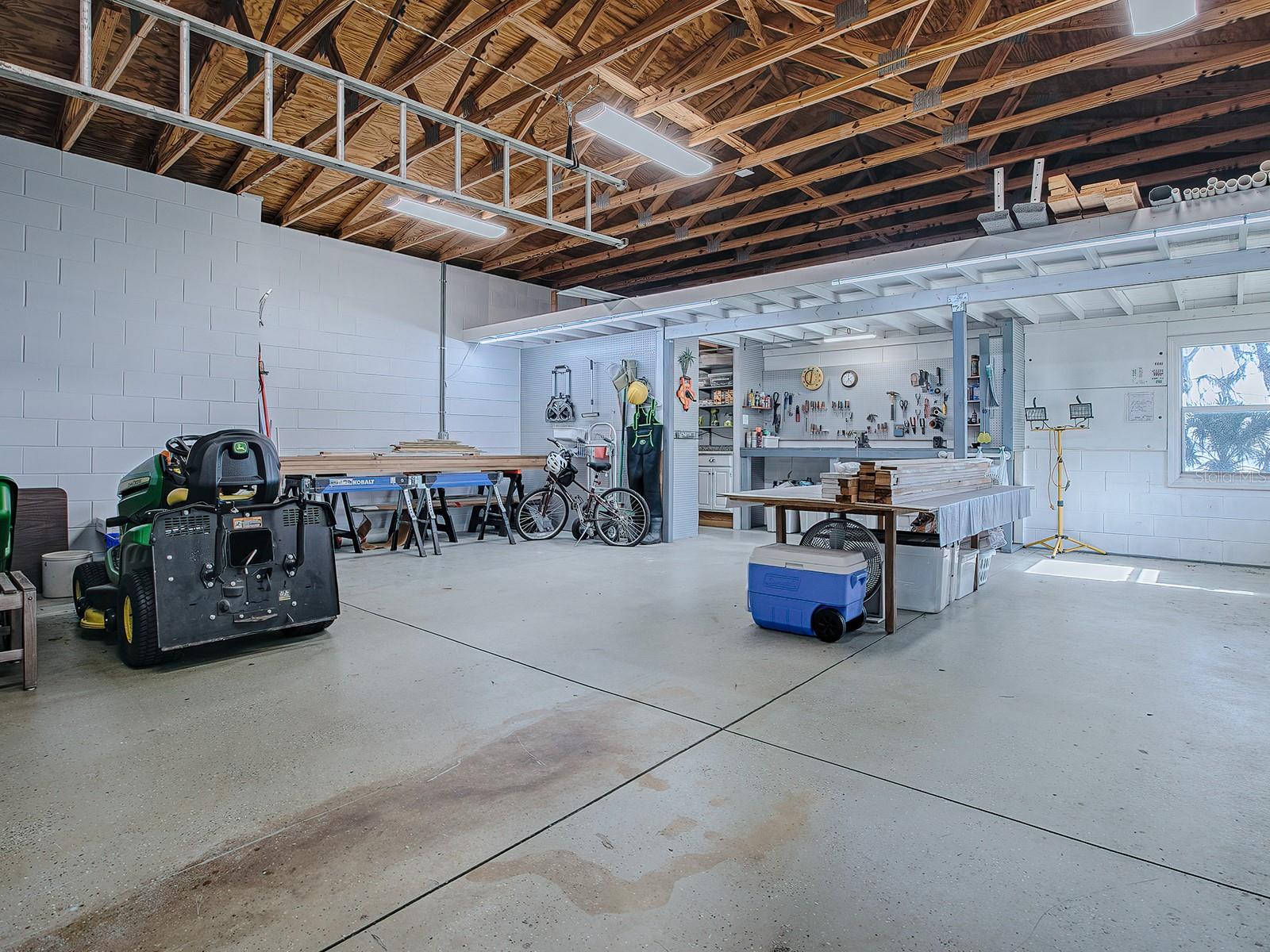 908 N LAKESHORE BLVD, HOWEY IN THE HILLS, FL, 34737