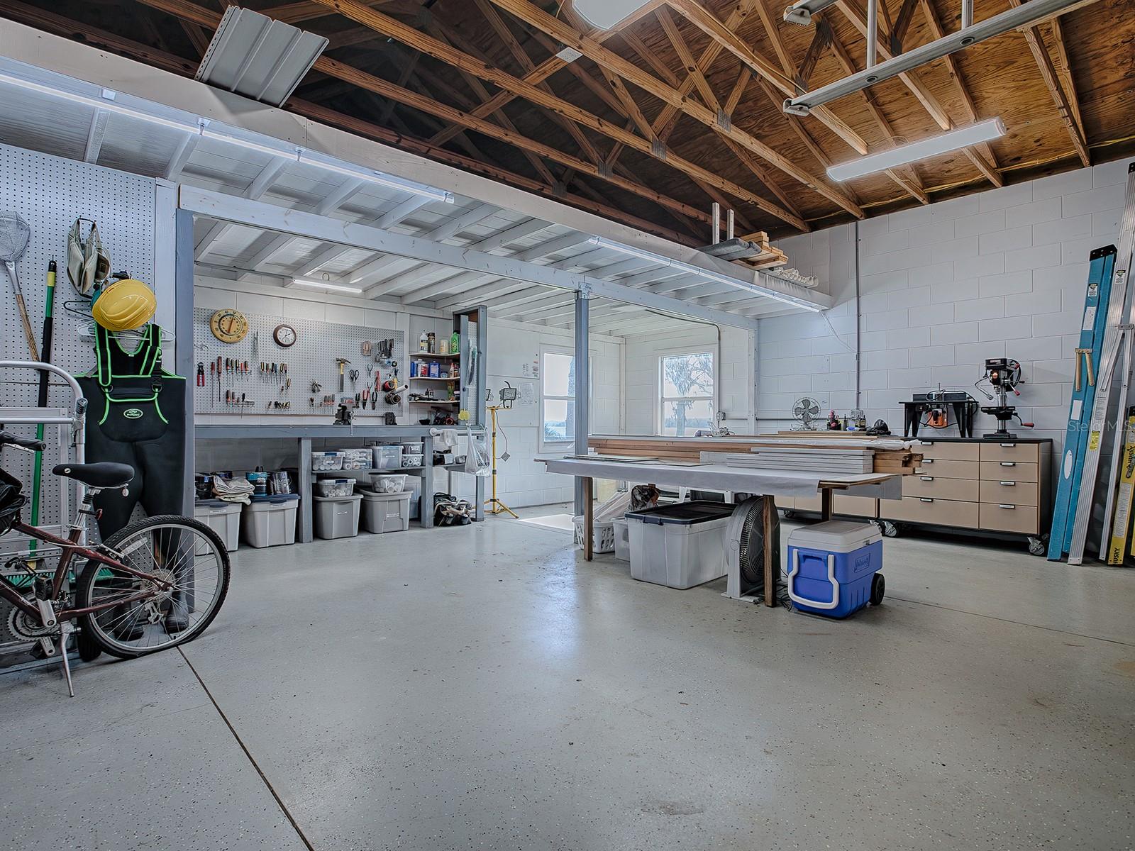 908 N LAKESHORE BLVD, HOWEY IN THE HILLS, FL, 34737