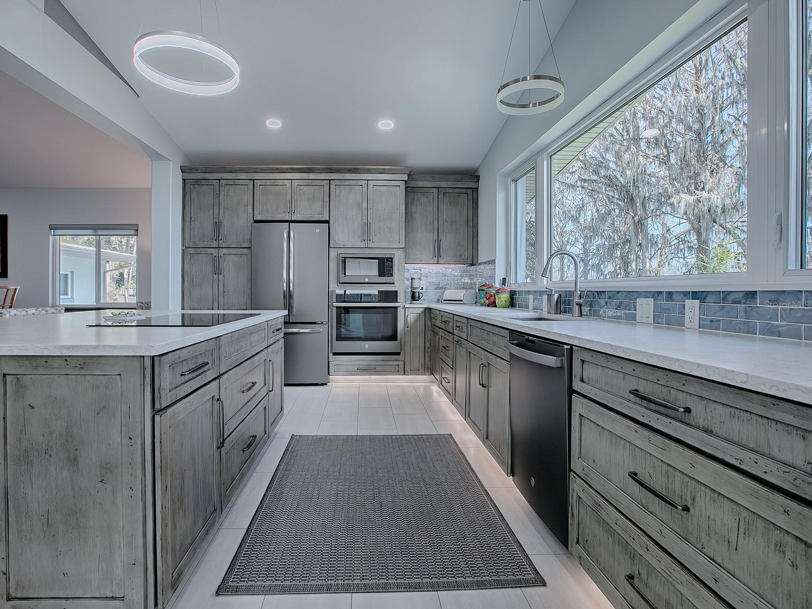 908 N LAKESHORE BLVD, HOWEY IN THE HILLS, FL, 34737