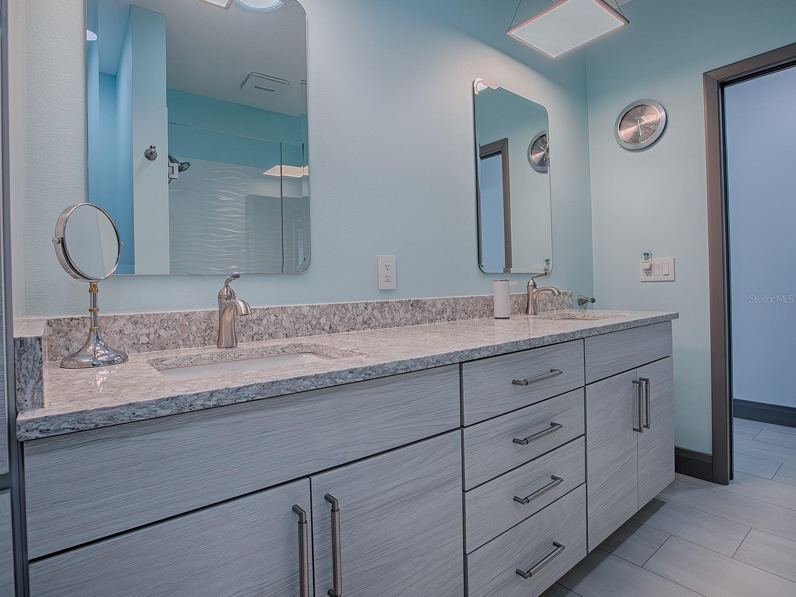 908 N LAKESHORE BLVD, HOWEY IN THE HILLS, FL, 34737