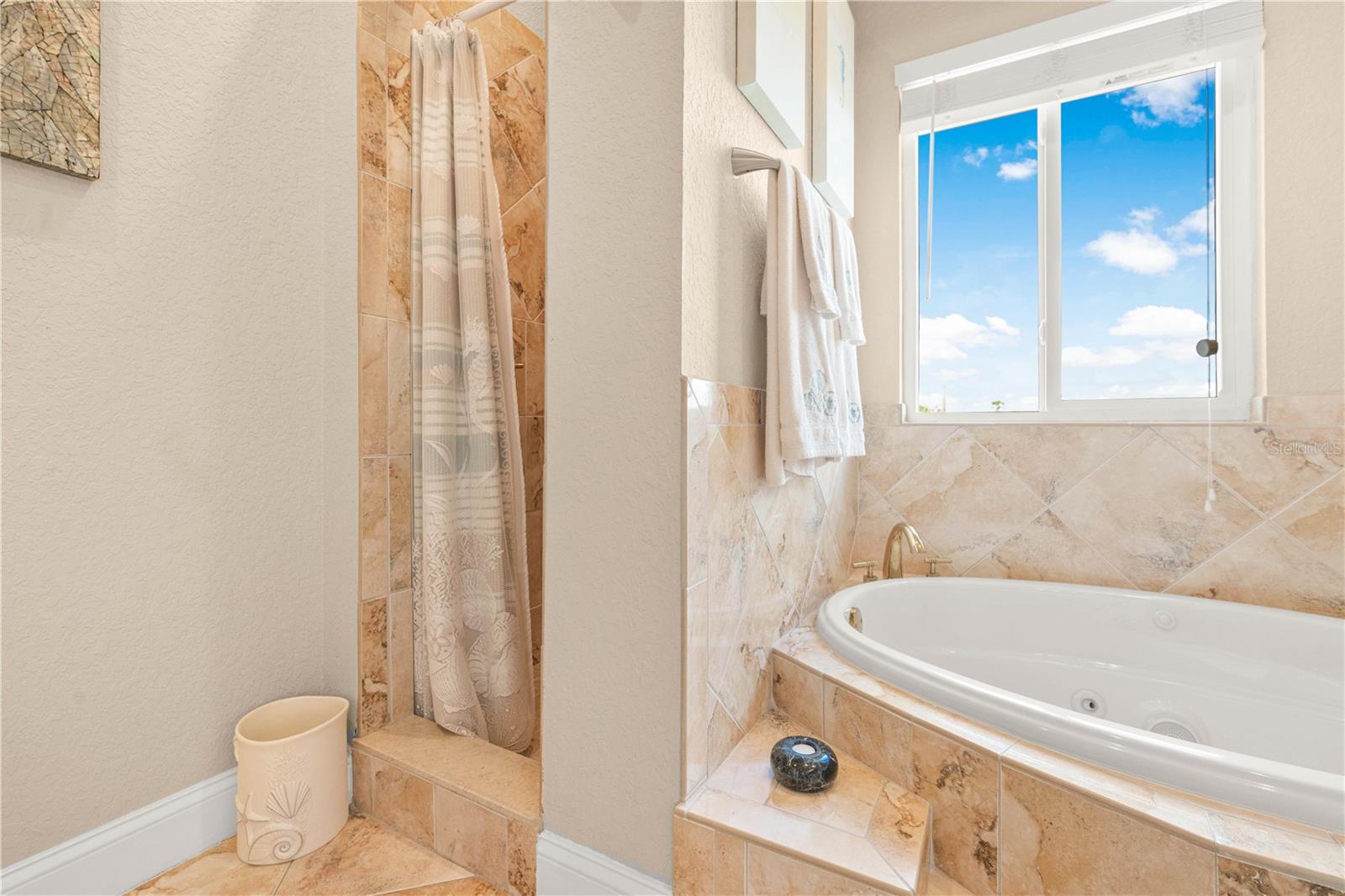 TB8338623 Property Photo