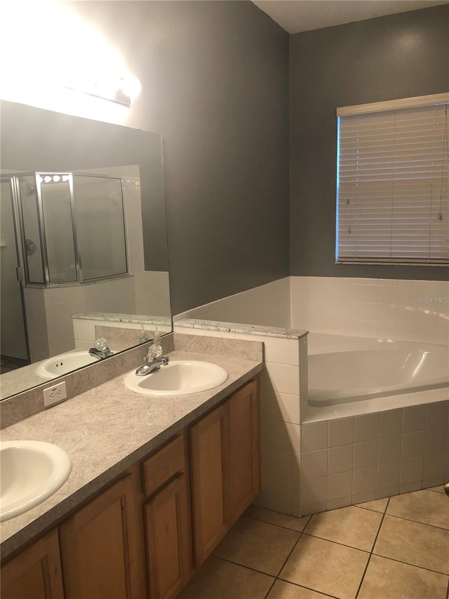 2711 ABBEY GROVE DR, VALRICO, FL, 33594