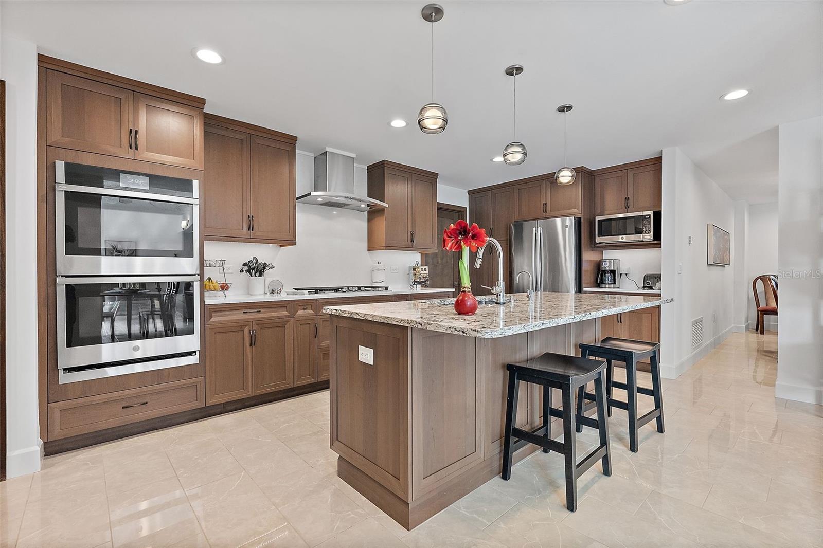 2066 ILLINOIS AVE NE, ST PETERSBURG, FL, 33703