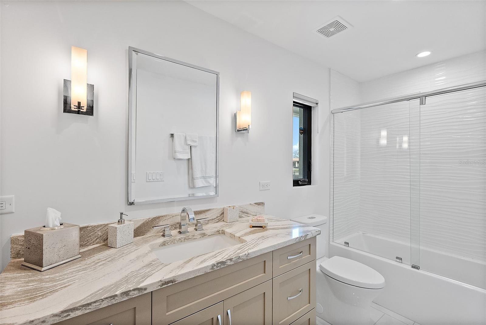 2066 ILLINOIS AVE NE, ST PETERSBURG, FL, 33703