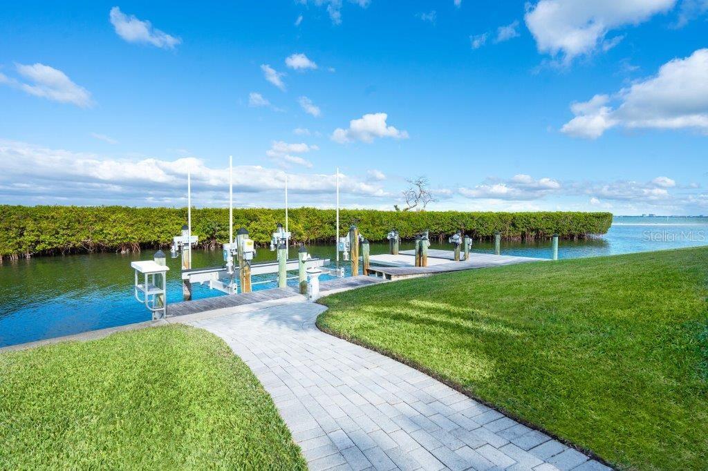 560 HARBOR POINT RD, LONGBOAT KEY, FL, 34228