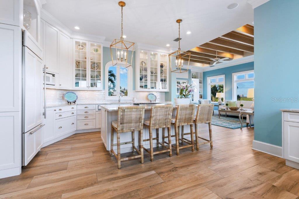 560 HARBOR POINT RD, LONGBOAT KEY, FL, 34228