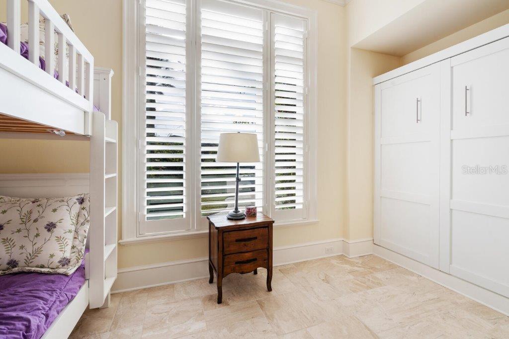 560 HARBOR POINT RD, LONGBOAT KEY, FL, 34228