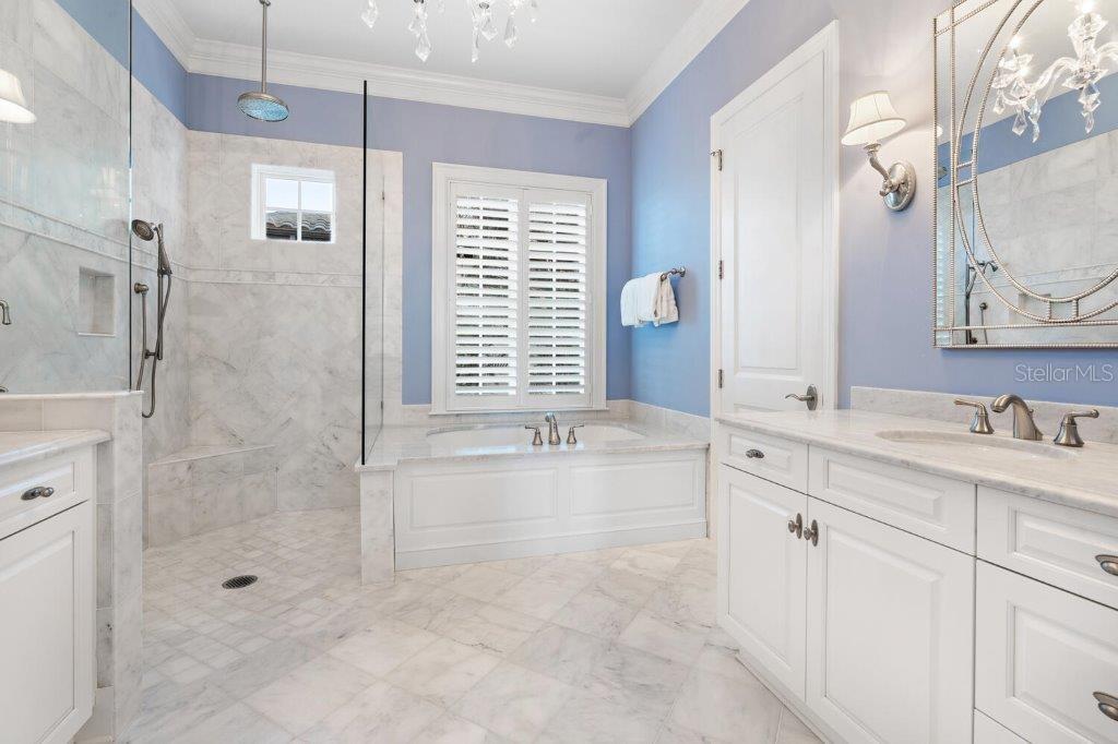 560 HARBOR POINT RD, LONGBOAT KEY, FL, 34228
