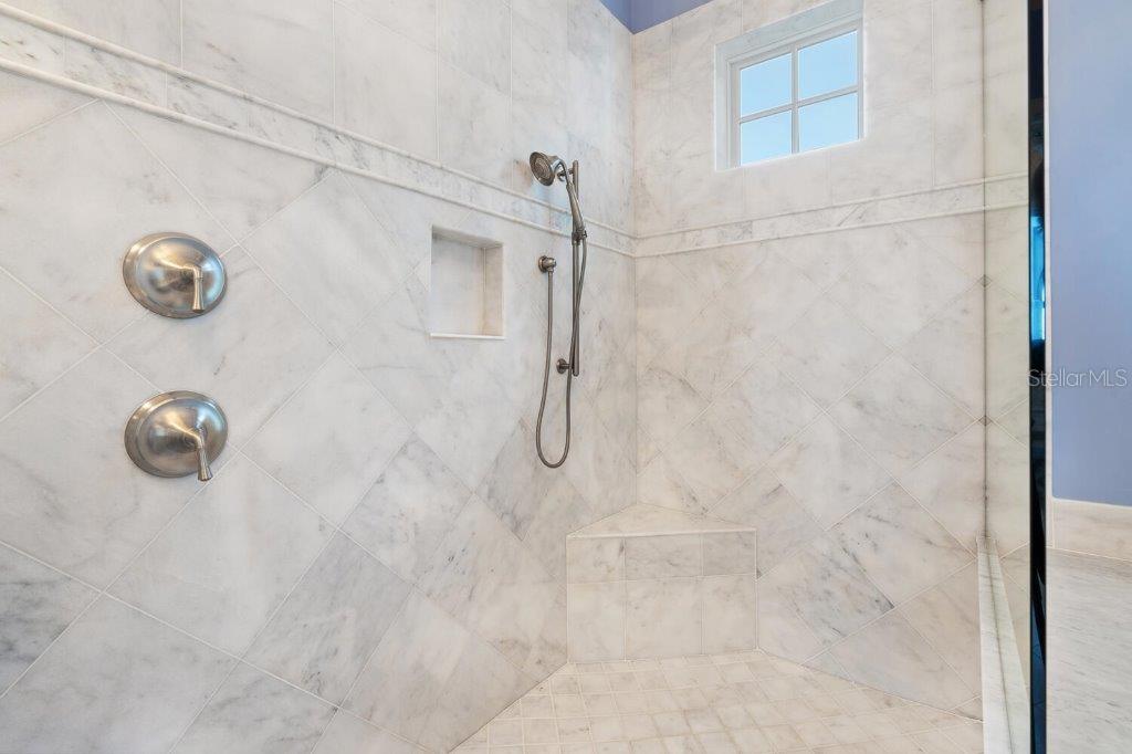 560 HARBOR POINT RD, LONGBOAT KEY, FL, 34228