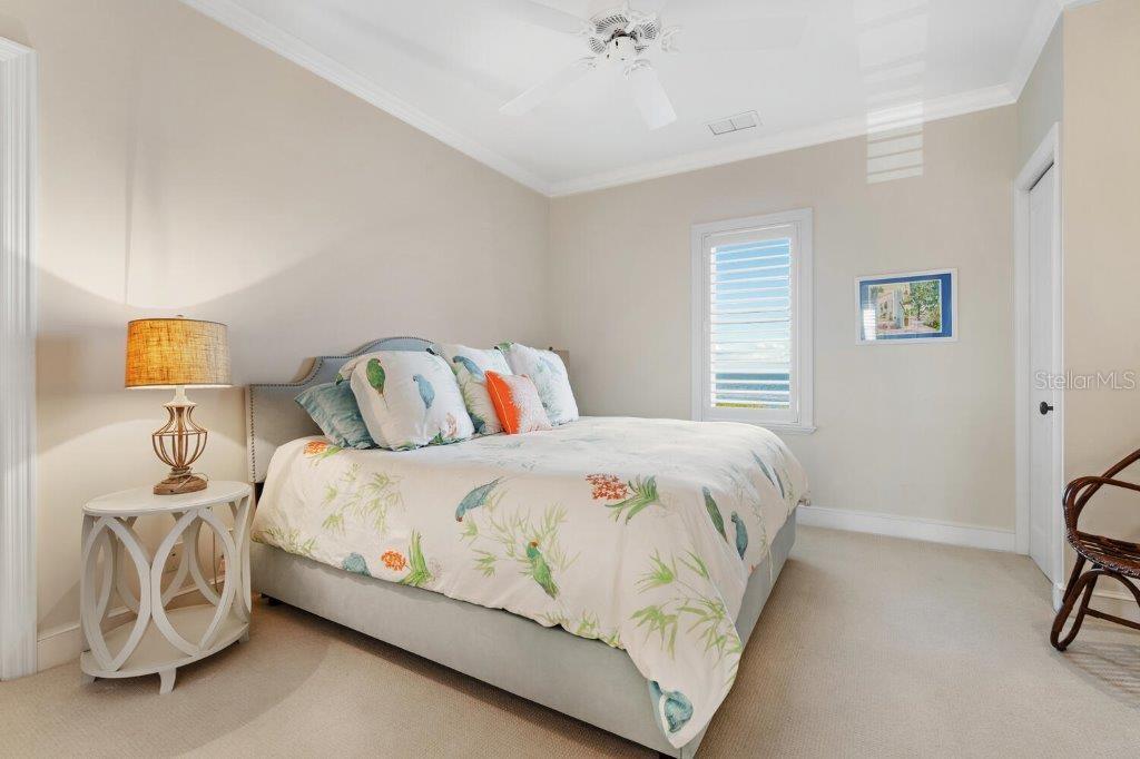 560 HARBOR POINT RD, LONGBOAT KEY, FL, 34228
