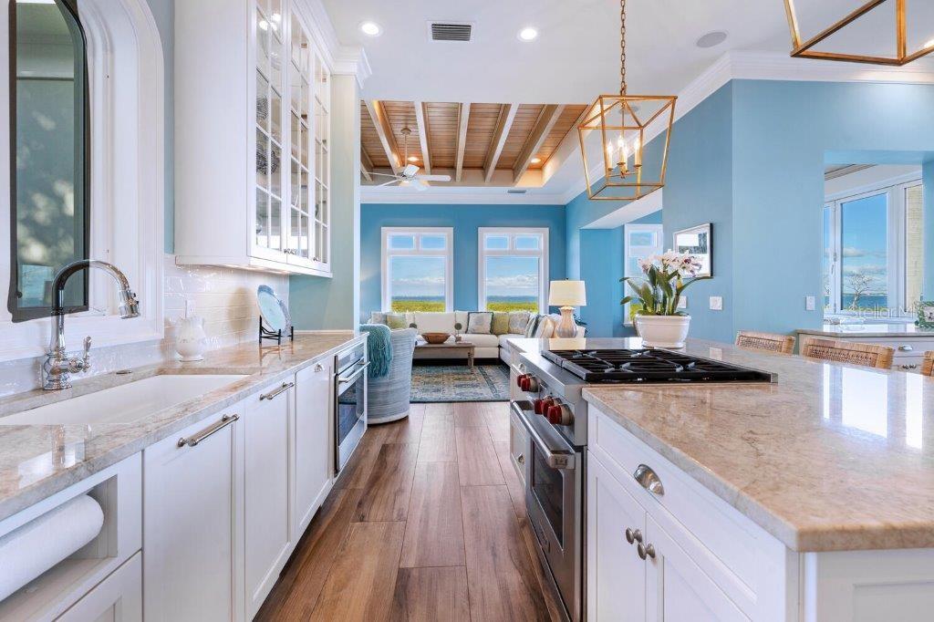 560 HARBOR POINT RD, LONGBOAT KEY, FL, 34228