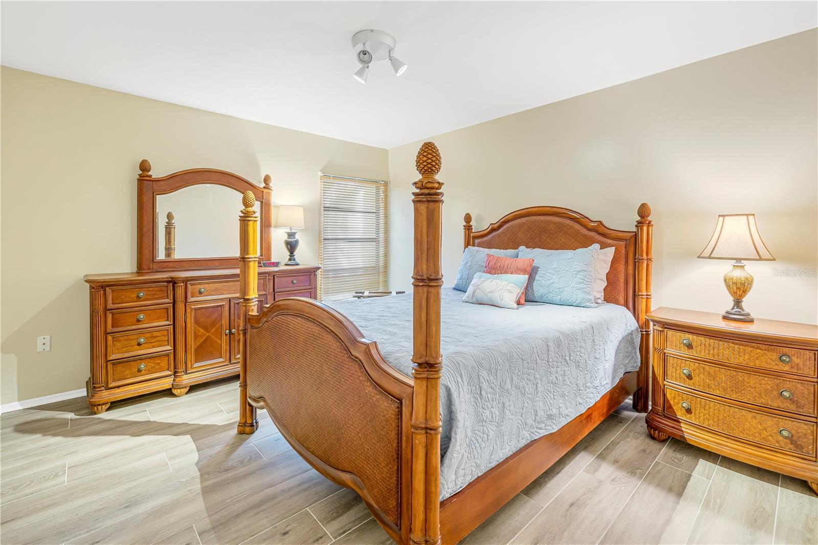 752 TROPICAL CIR, SARASOTA, FL, 34242