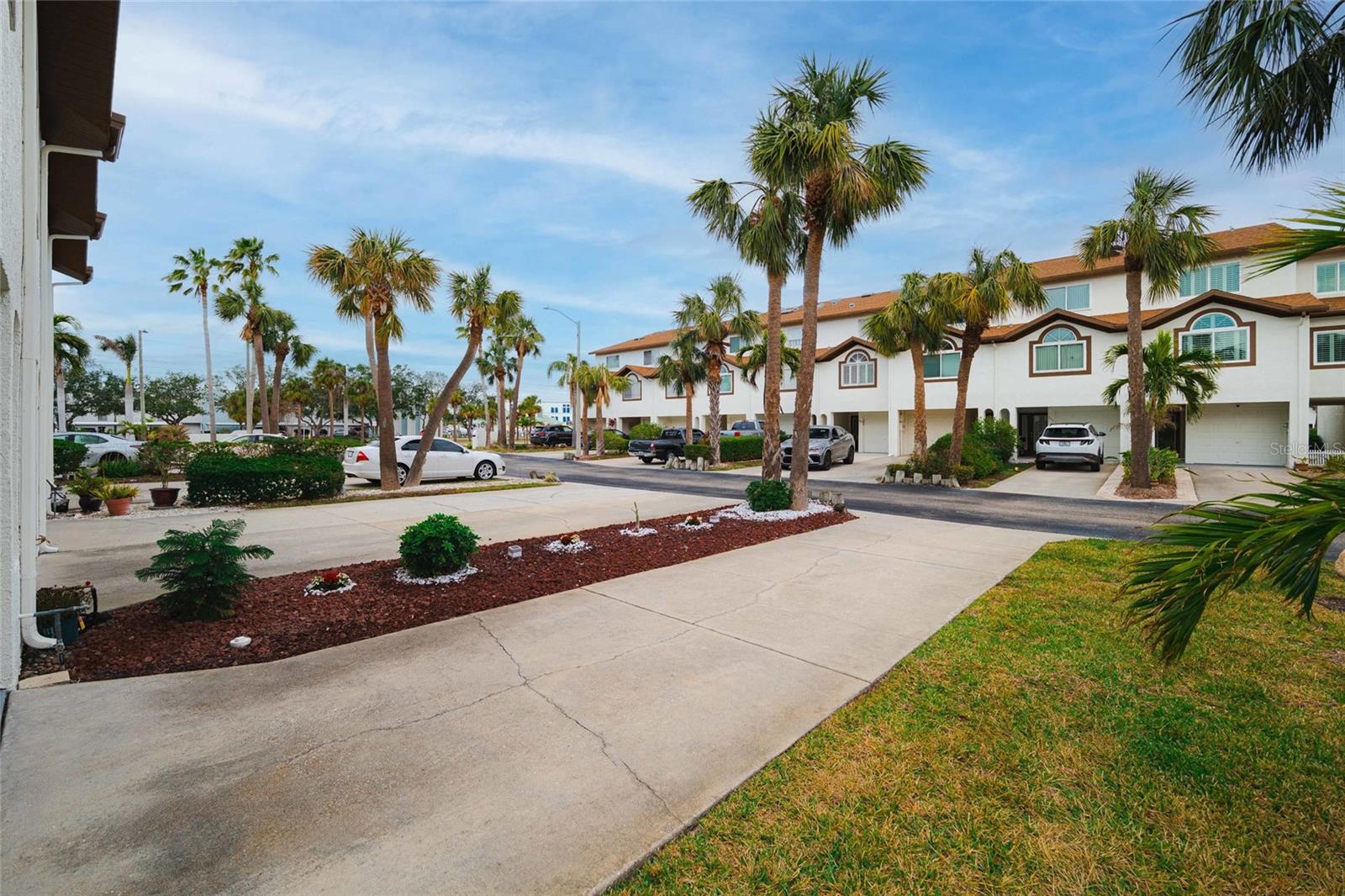 274 MADEIRA CIR, ST PETERSBURG, FL, 33715