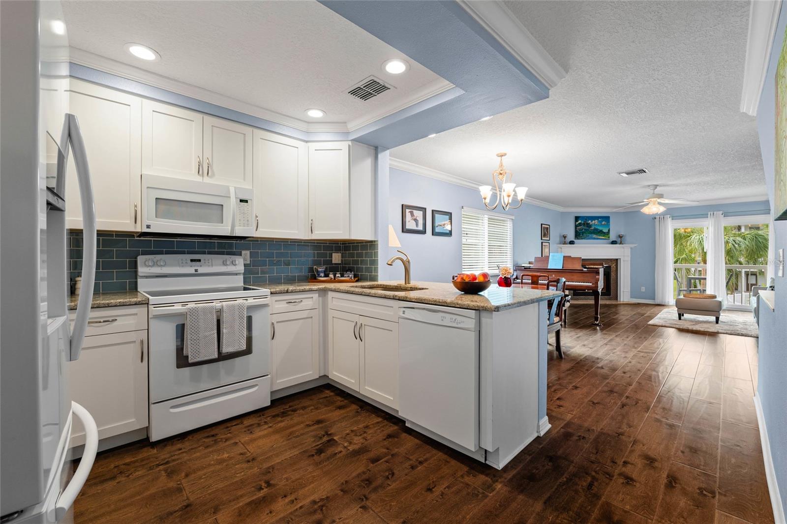 274 MADEIRA CIR, ST PETERSBURG, FL, 33715