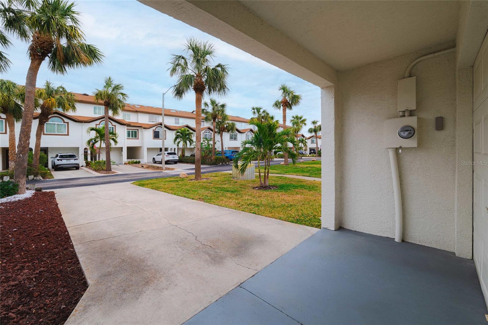 274 MADEIRA CIR, ST PETERSBURG, FL, 33715