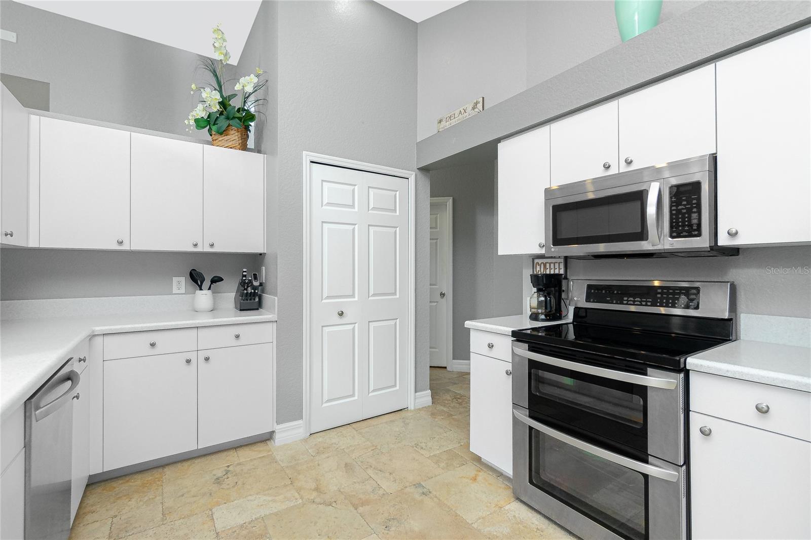 594 ROTONDA CIR, ROTONDA WEST, FL, 33947