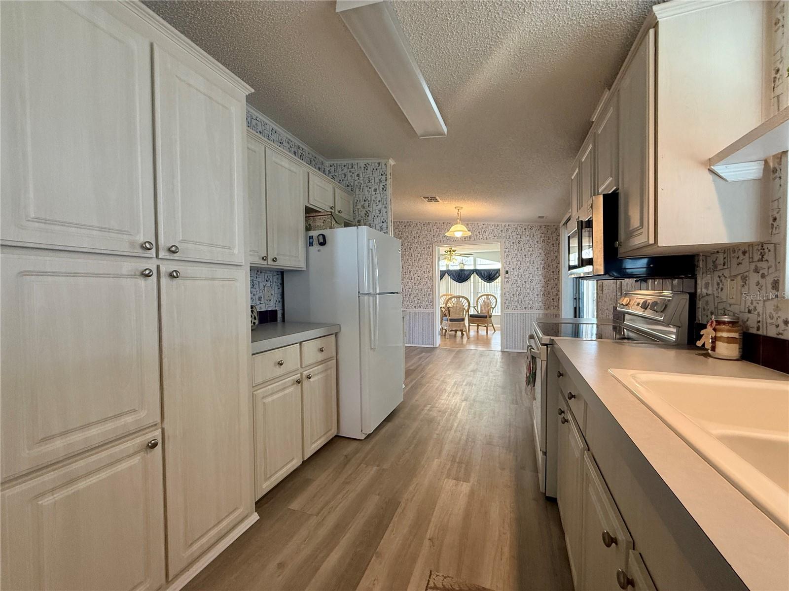 209 N SAINT THOMAS CIR, APOLLO BEACH, FL, 33572
