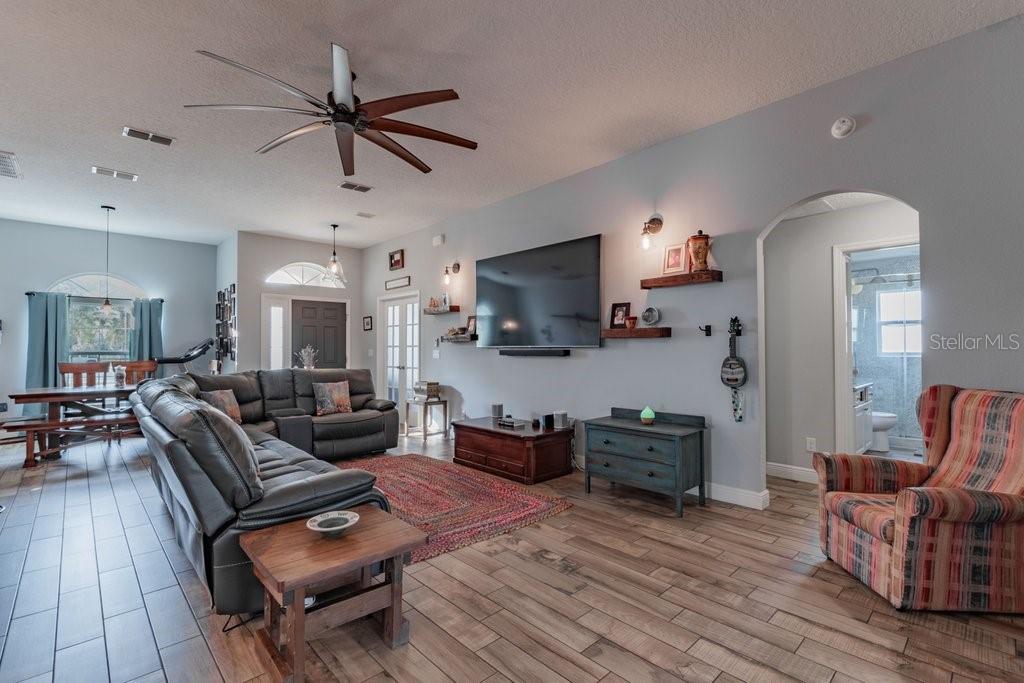 1401 CASTLEBERRY FARMS LN, LITHIA, FL, 33547